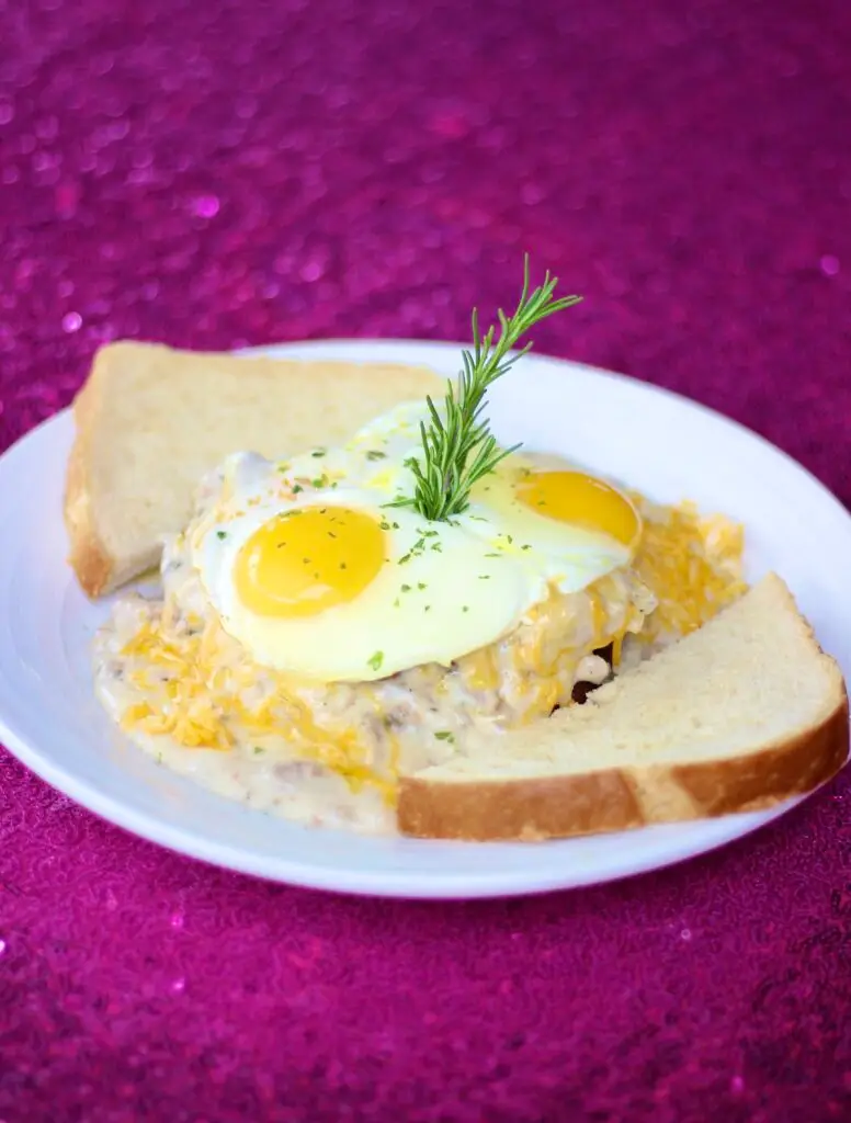 MO's Herb Country Fried Steak & Eggs